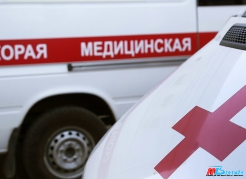 В Волгограде 20-летнего водителя госпитализировали после ДТП с двумя иномарками
